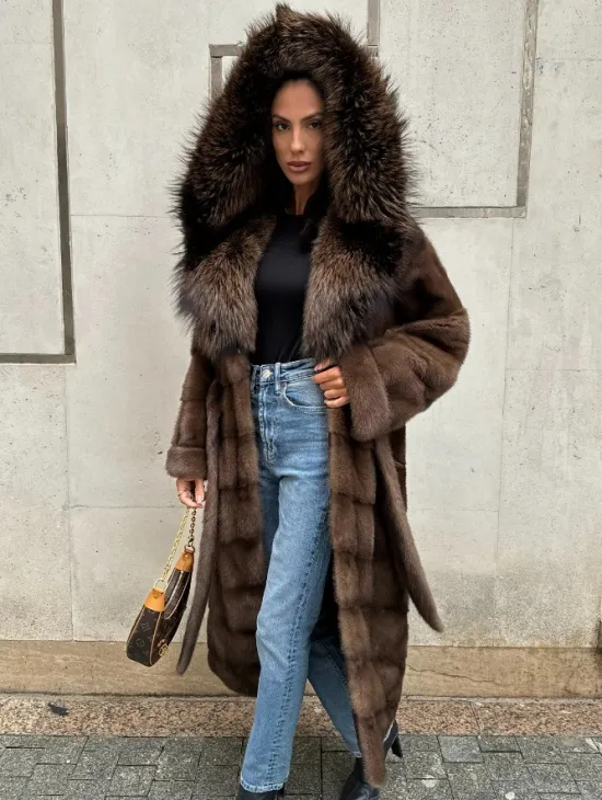 Норковая шуба с капюшоном кобра из меха чернобурки в коричневом цвете