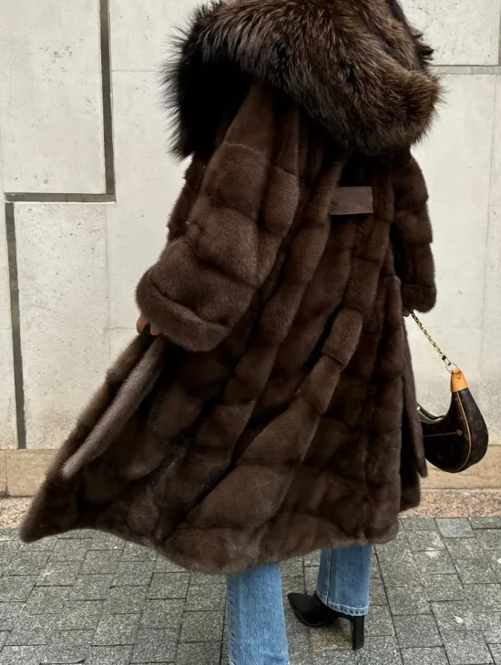 Норковая шуба с капюшоном кобра из меха чернобурки в коричневом цвете