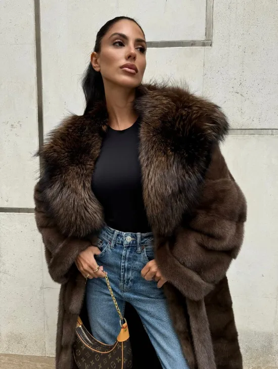 Норковая шуба с капюшоном кобра из меха чернобурки в коричневом цвете