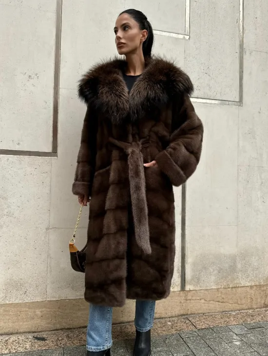 Норковая шуба с капюшоном кобра из меха чернобурки в коричневом цвете