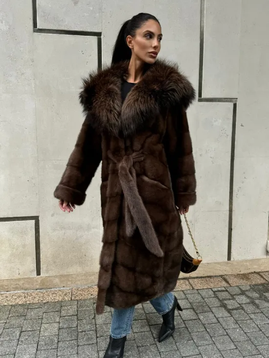 Норковая шуба с капюшоном кобра из меха чернобурки в коричневом цвете