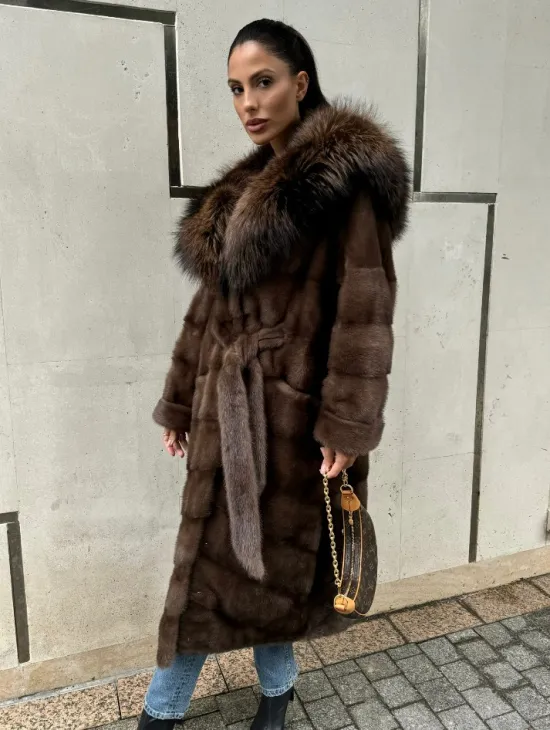 Норковая шуба с капюшоном кобра из меха чернобурки в коричневом цвете