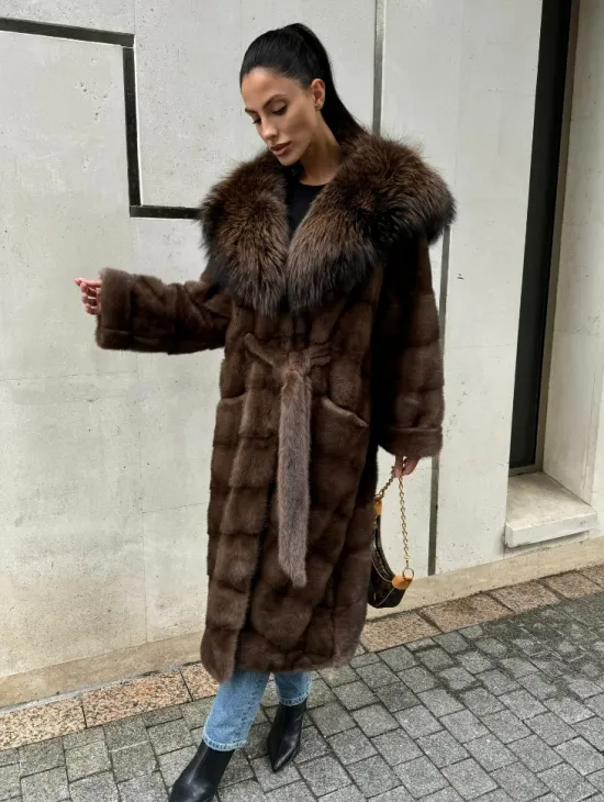 Норковая шуба с капюшоном кобра из меха чернобурки в коричневом цвете