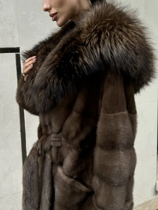 Норковая шуба с капюшоном кобра из меха чернобурки в коричневом цвете