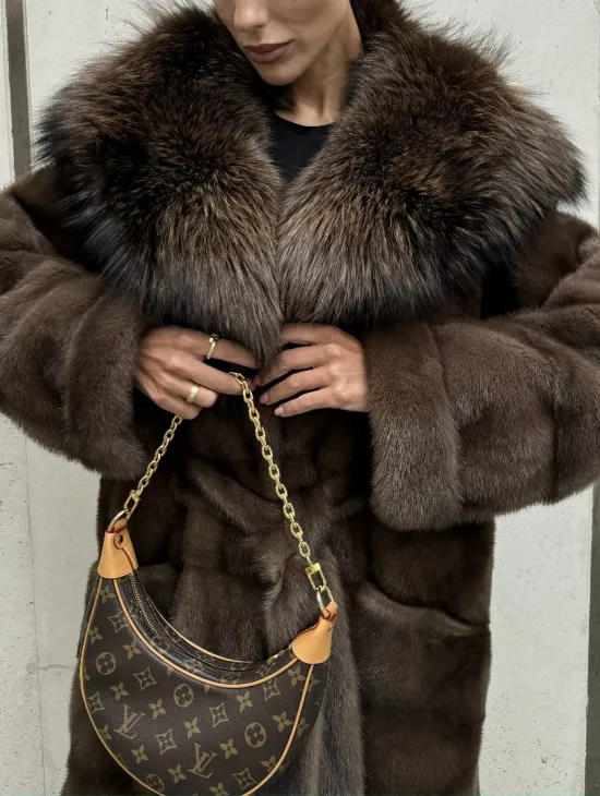 Норковая шуба с капюшоном кобра из меха чернобурки в коричневом цвете