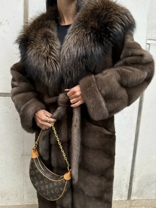Норковая шуба с капюшоном кобра из меха чернобурки в коричневом цвете