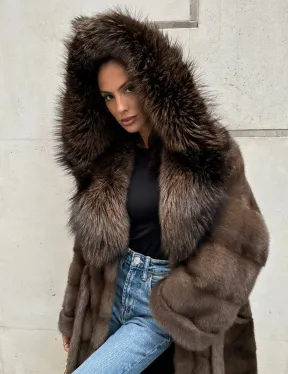 Норковая шуба с капюшоном кобра из меха чернобурки в коричневом цвете