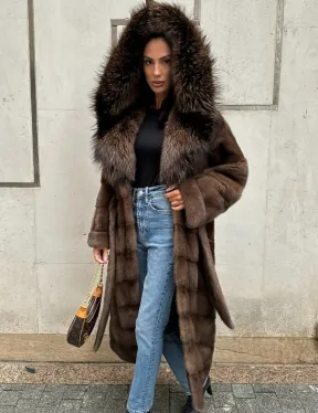 Норковая шуба с капюшоном кобра из меха чернобурки в коричневом цвете