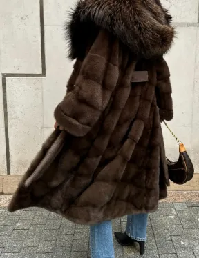 Норковая шуба с капюшоном кобра из меха чернобурки в коричневом цвете