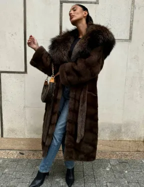 Норковая шуба с капюшоном кобра из меха чернобурки в коричневом цвете