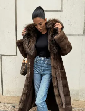 Норковая шуба с капюшоном кобра из меха чернобурки в коричневом цвете