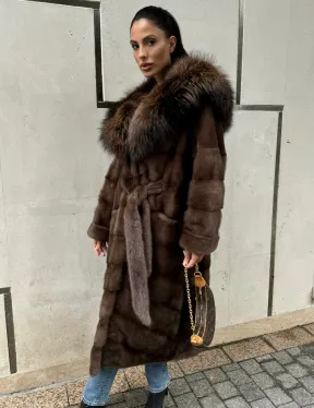 Норковая шуба с капюшоном кобра из меха чернобурки в коричневом цвете