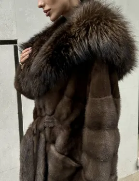 Норковая шуба с капюшоном кобра из меха чернобурки в коричневом цвете