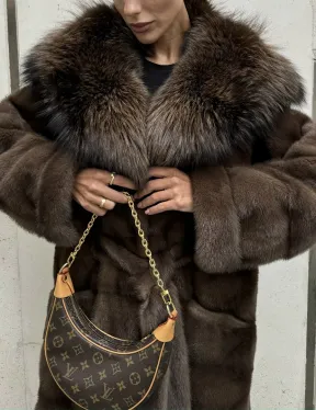 Норковая шуба с капюшоном кобра из меха чернобурки в коричневом цвете