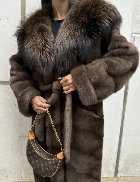 Норковая шуба с капюшоном кобра из меха чернобурки в коричневом цвете