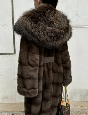 Норковая шуба с капюшоном кобра из меха чернобурки в коричневом цвете