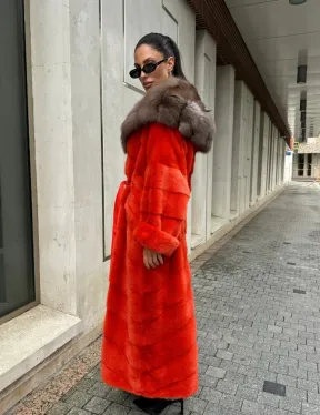 Шуба норковая с капюшоном из меха куницы в красном цвете