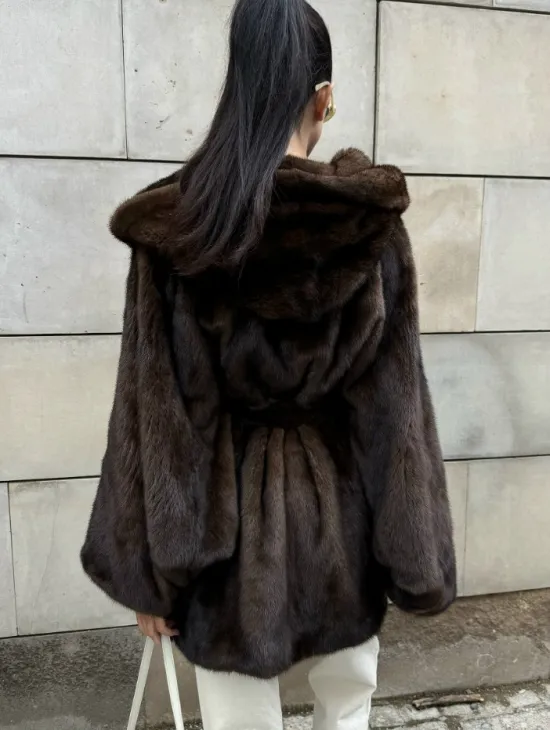 Шуба из скандинавской норки с капюшоном летучая мышь, роспуск орех