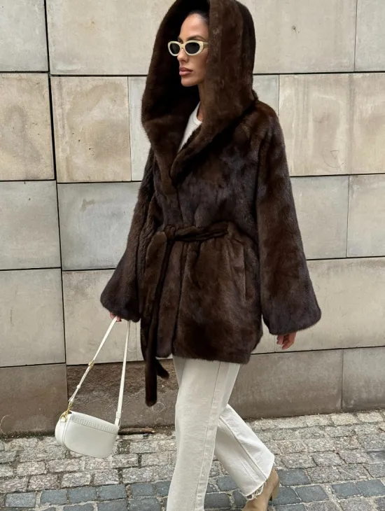 Шуба из скандинавской норки с капюшоном летучая мышь, роспуск орех