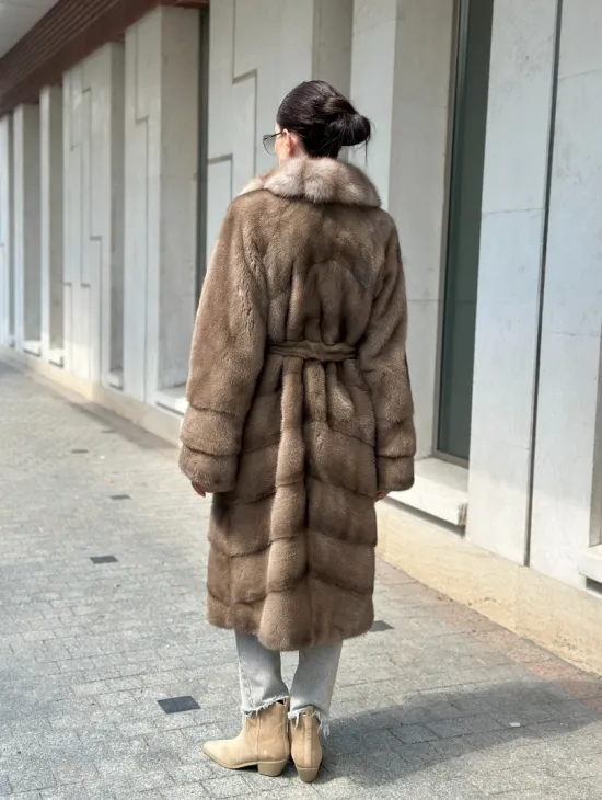 Шуба норковая с воротником из меха куницы в цвете пастель