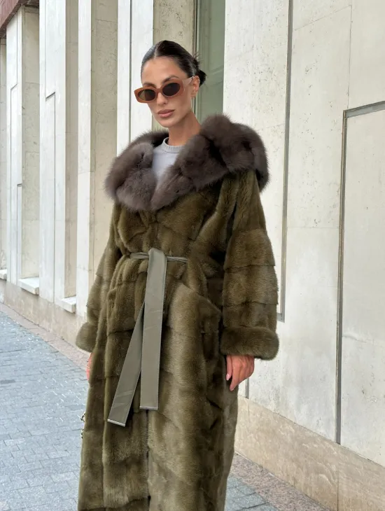 Норковая шуба зеленого цвета с капюшоном из меха куницы