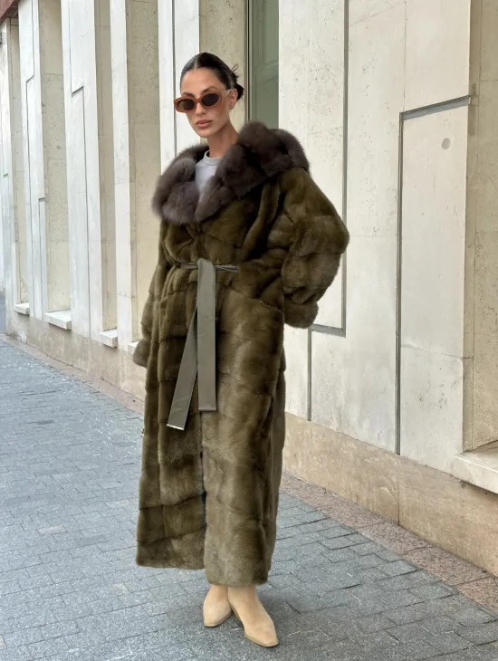 Норковая шуба зеленого цвета с капюшоном из меха куницы