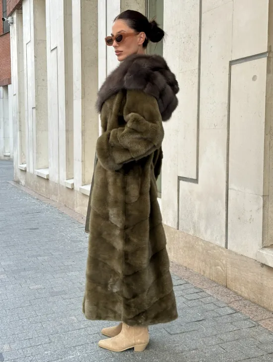 Норковая шуба зеленого цвета с капюшоном из меха куницы