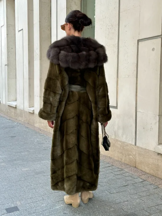 Норковая шуба зеленого цвета с капюшоном из меха куницы