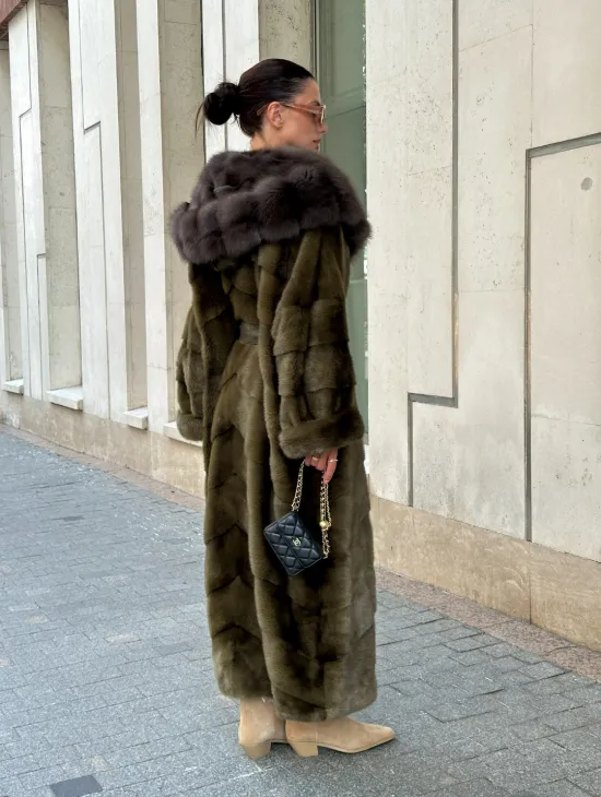 Норковая шуба зеленого цвета с капюшоном из меха куницы
