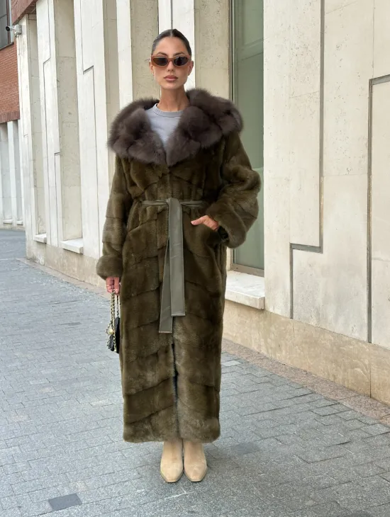 Норковая шуба зеленого цвета с капюшоном из меха куницы