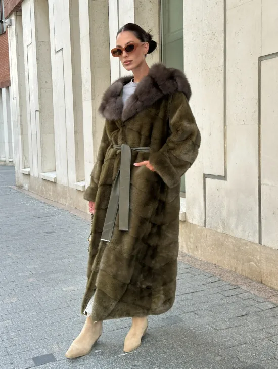 Норковая шуба зеленого цвета с капюшоном из меха куницы