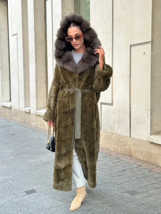 Норковая шуба зеленого цвета с капюшоном из меха куницы