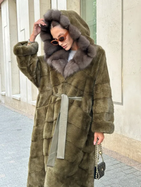 Норковая шуба зеленого цвета с капюшоном из меха куницы