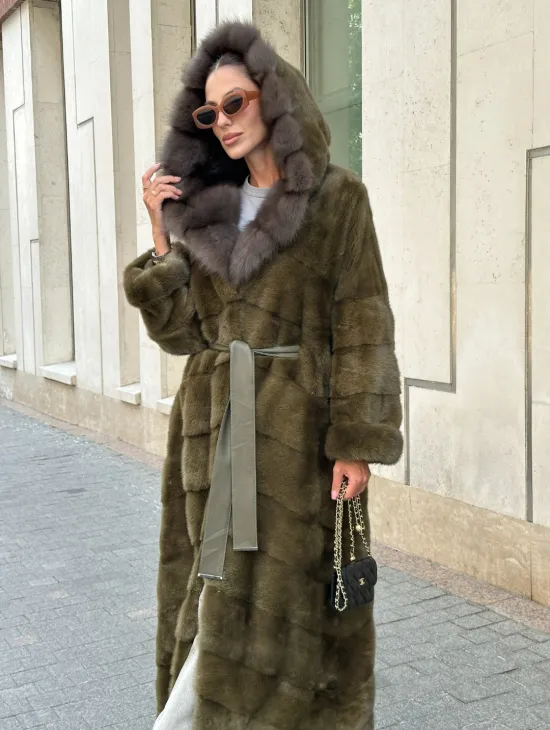 Норковая шуба зеленого цвета с капюшоном из меха куницы