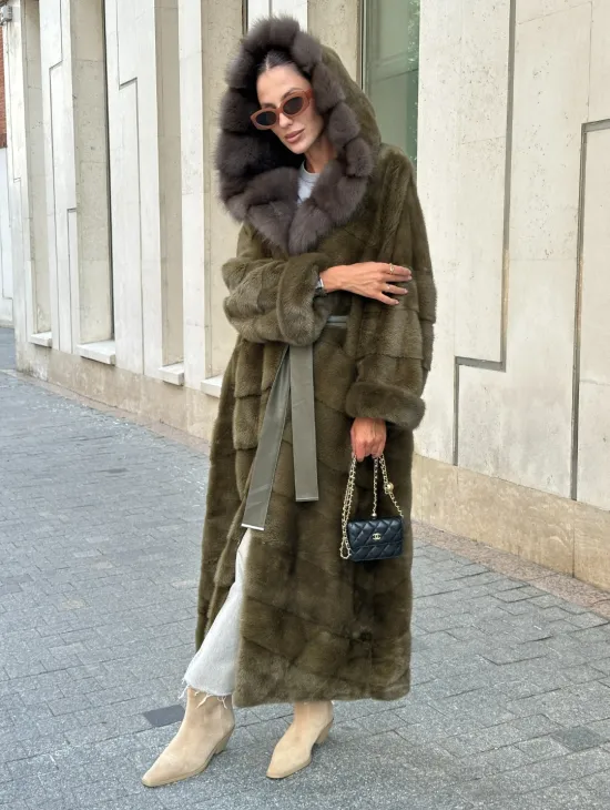 Норковая шуба зеленого цвета с капюшоном из меха куницы