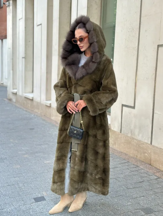 Норковая шуба зеленого цвета с капюшоном из меха куницы